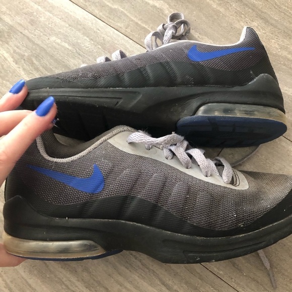 Nike Air Max Invigor Sneakers Shoes Black Wolf Grey Youth Size 4.5 - Picture 6 of 7